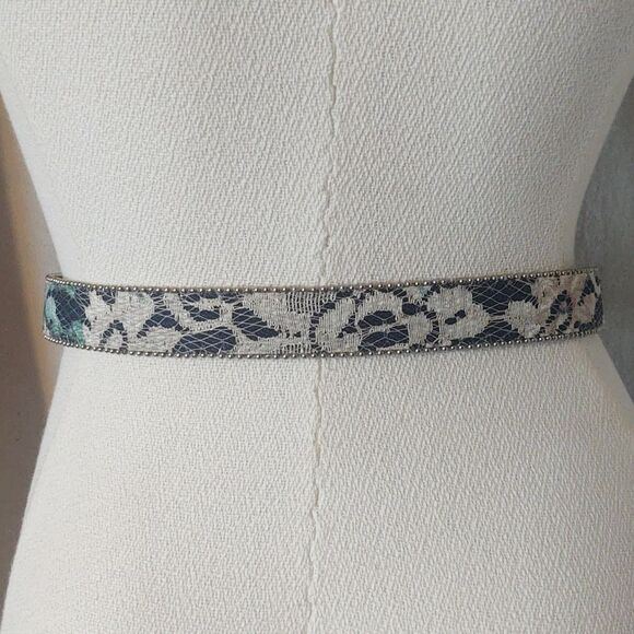 Vintage Floral Lace Belt With Silver Trim and Buckle - Small - Picture 6 of 9